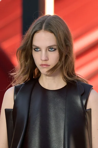Look 64